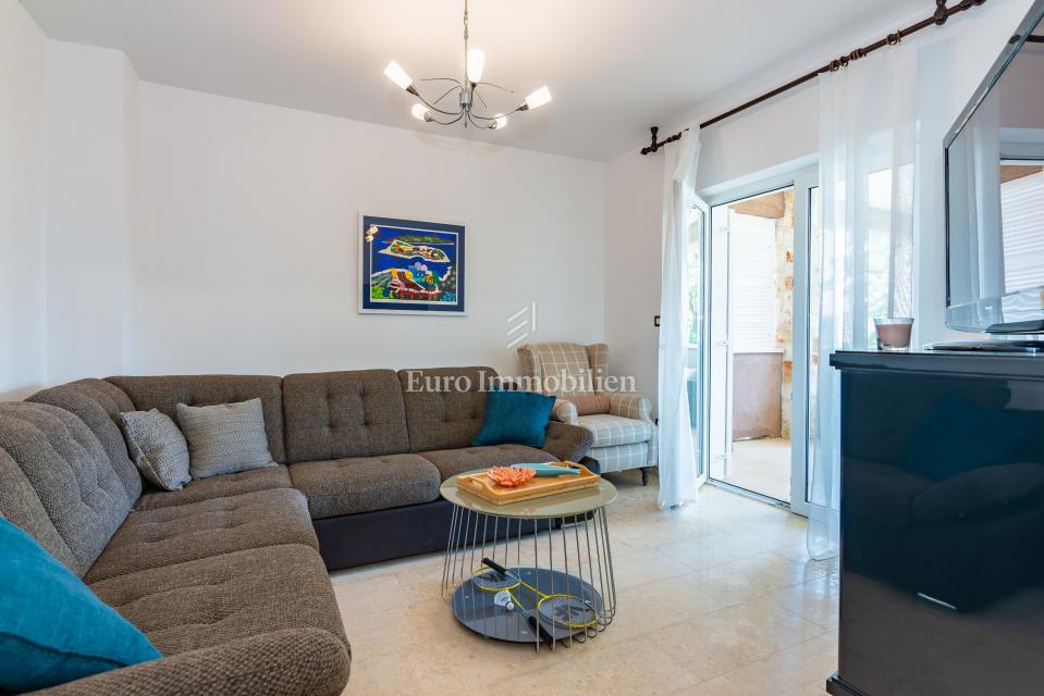 Otok Krk, Malinska, hiša z bazenom v tretji vrsti od morja!