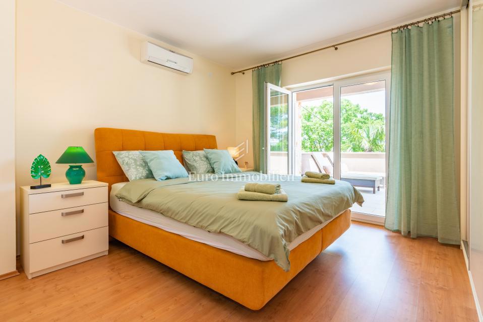 Otok Krk, Malinska, hiša z bazenom v tretji vrsti od morja!