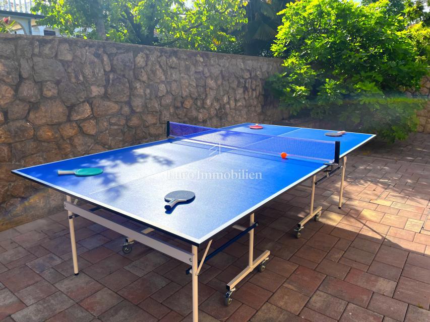 Otok Krk, Malinska, hiša z bazenom v tretji vrsti od morja!