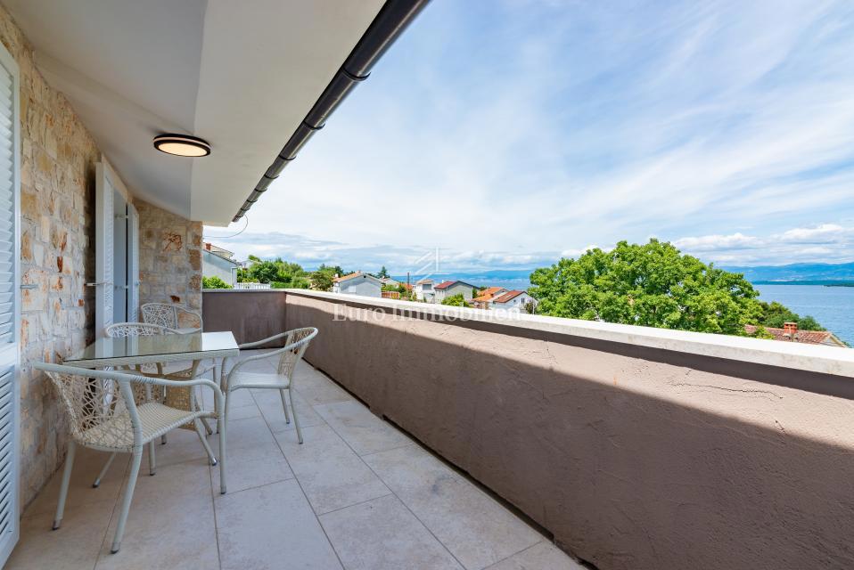 Otok Krk, Malinska, hiša z bazenom v tretji vrsti od morja!