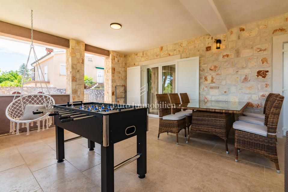 Otok Krk, Malinska, hiša z bazenom v tretji vrsti od morja!