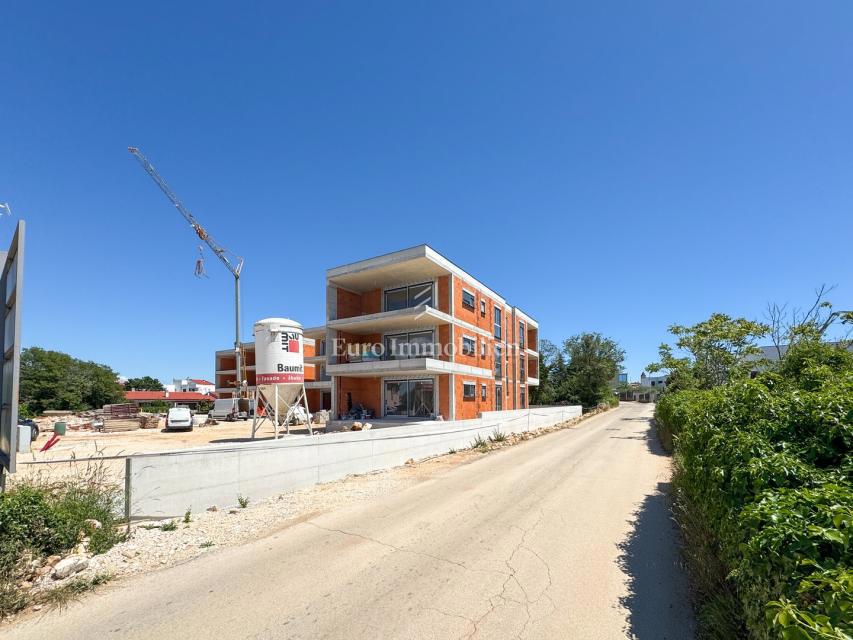 Peroj, novogradnja – stanovanje v pritličju z vrtom