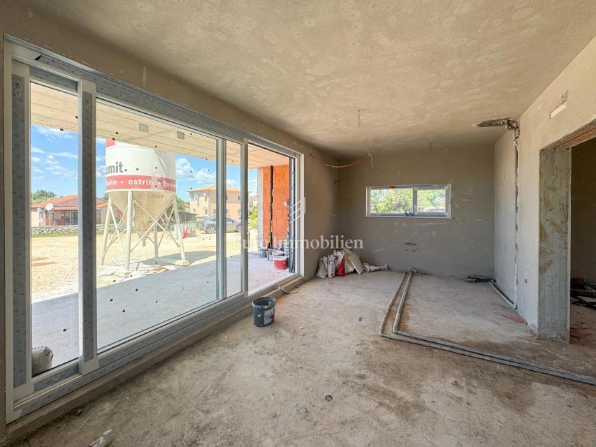 Peroj, novogradnja – stanovanje v pritličju z vrtom