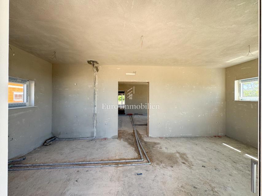 Peroj, novogradnja – stanovanje v pritličju z vrtom