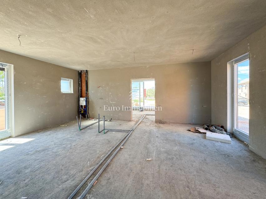 Peroj, novogradnja – stanovanje v pritličju z vrtom