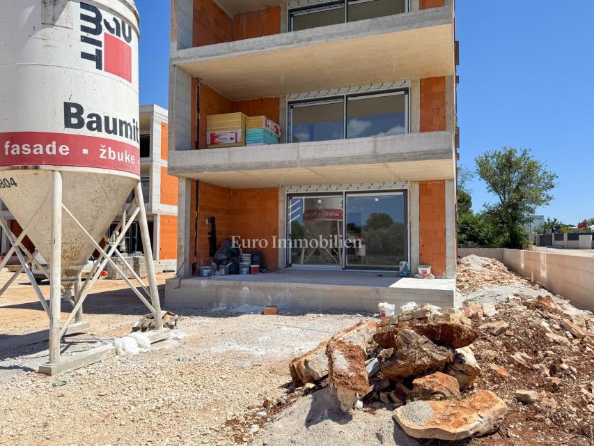 Peroj, novogradnja – stanovanje v pritličju z vrtom