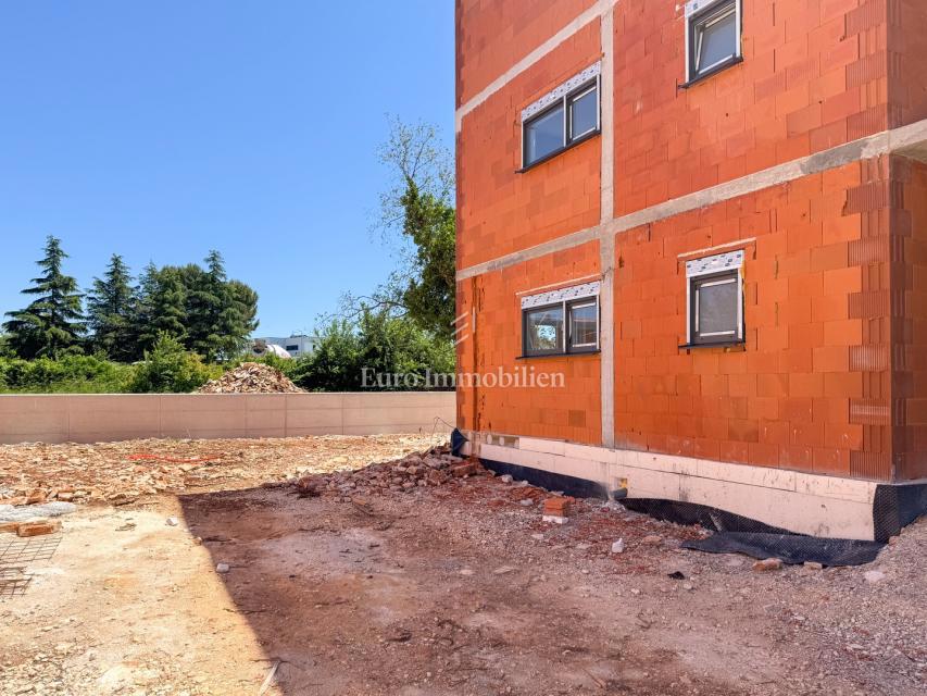 Peroj, novogradnja – stanovanje v pritličju z vrtom