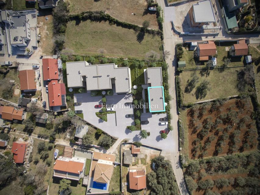 Peroj, novogradnja – stanovanje v pritličju z vrtom