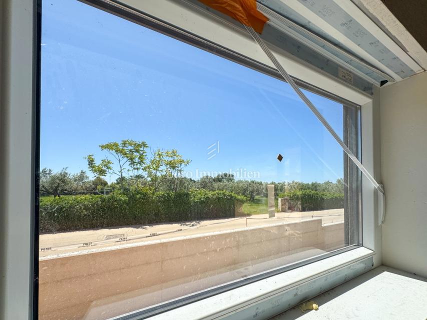 Peroj, novogradnja – stanovanje v pritličju z vrtom