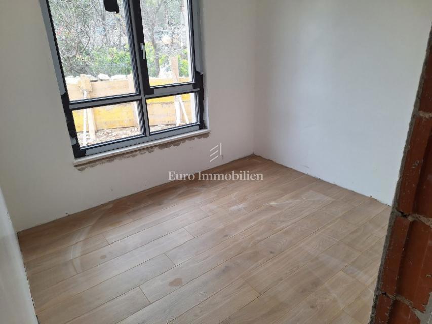 Novalja – 2-sobno stanovanje z vrtom, pritličje