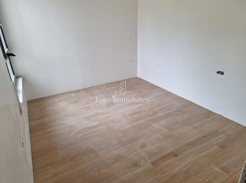 Novalja – 2-sobno stanovanje z vrtom, pritličje