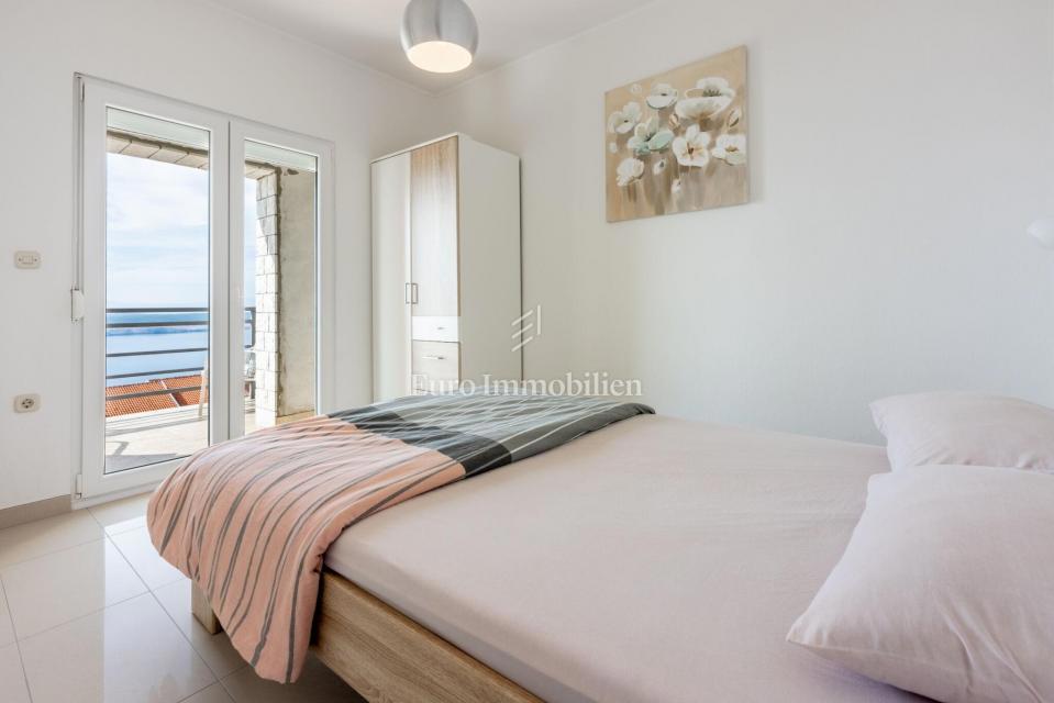 Hiša z dvema apartmajema in panoramskim razgledom na morje