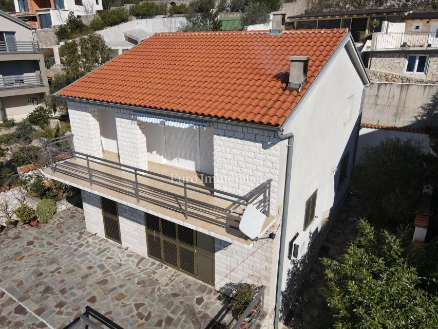 Hiša z dvema apartmajema in panoramskim razgledom na morje