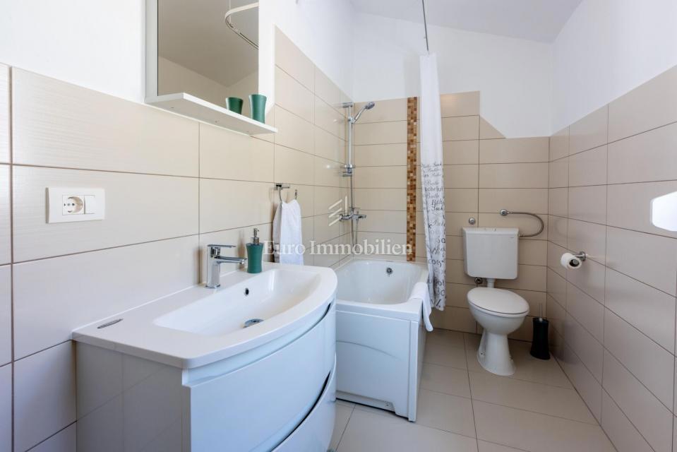 Hiša z dvema apartmajema in panoramskim razgledom na morje