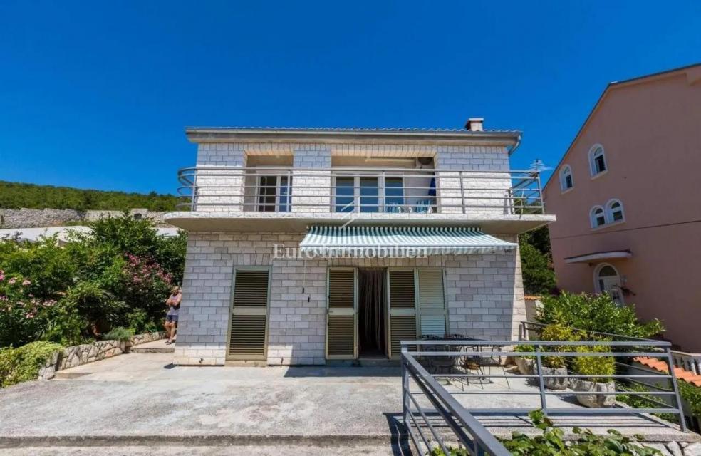 Hiša z dvema apartmajema in panoramskim razgledom na morje