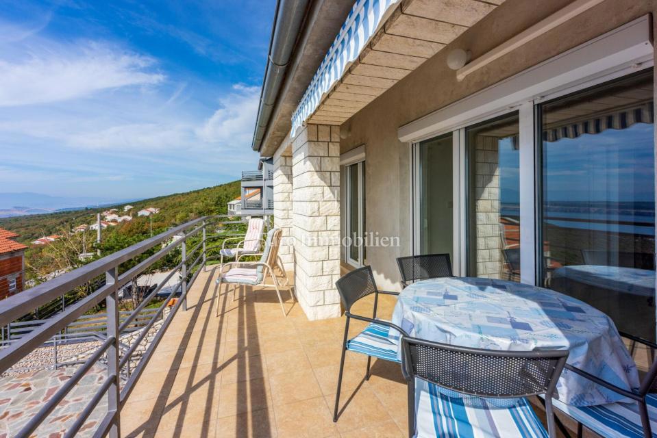 Hiša z dvema apartmajema in panoramskim razgledom na morje