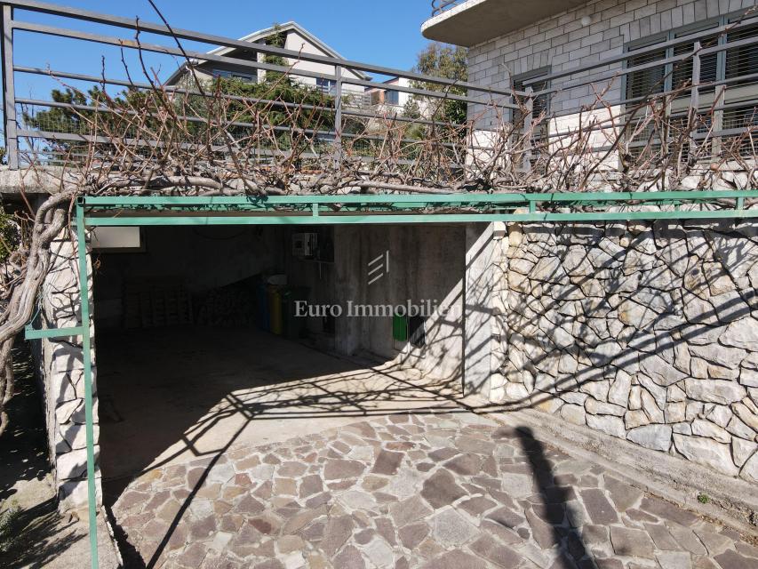 Hiša z dvema apartmajema in panoramskim razgledom na morje