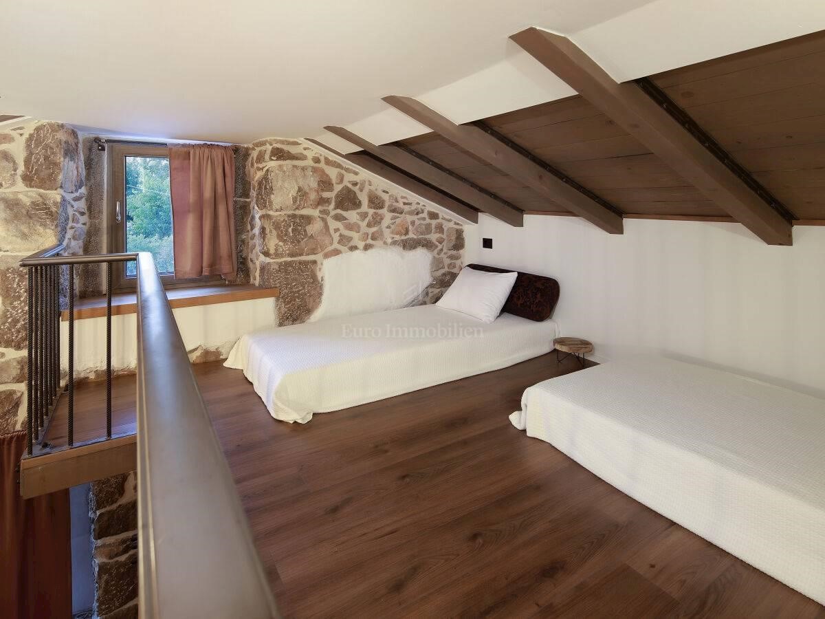 Prekrasna kamena vila s bazenom