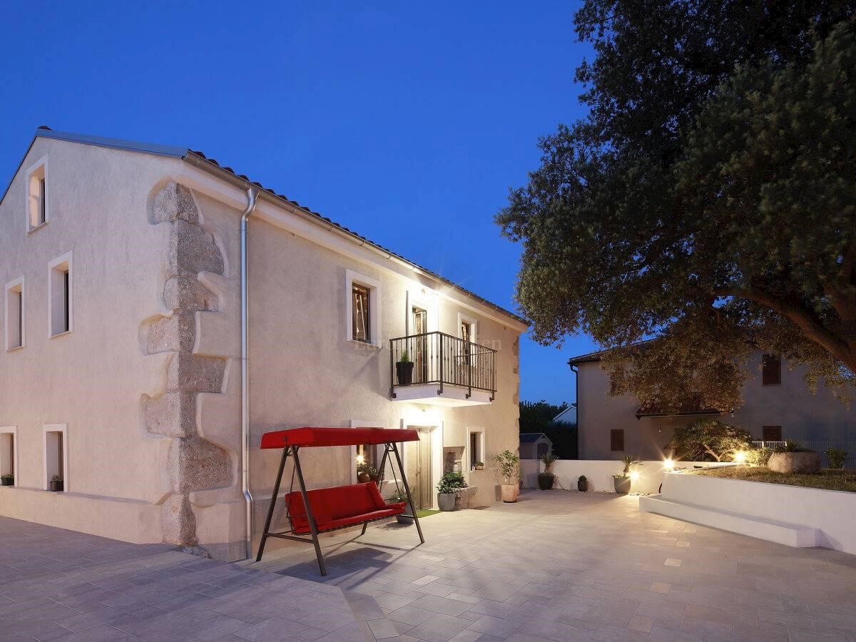 Prekrasna kamena vila s bazenom