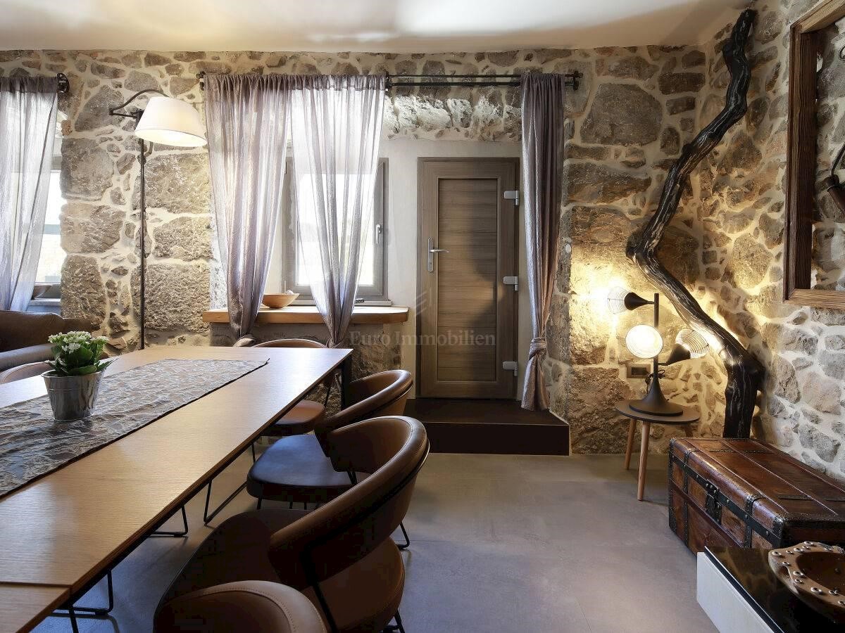 Prekrasna kamena vila s bazenom