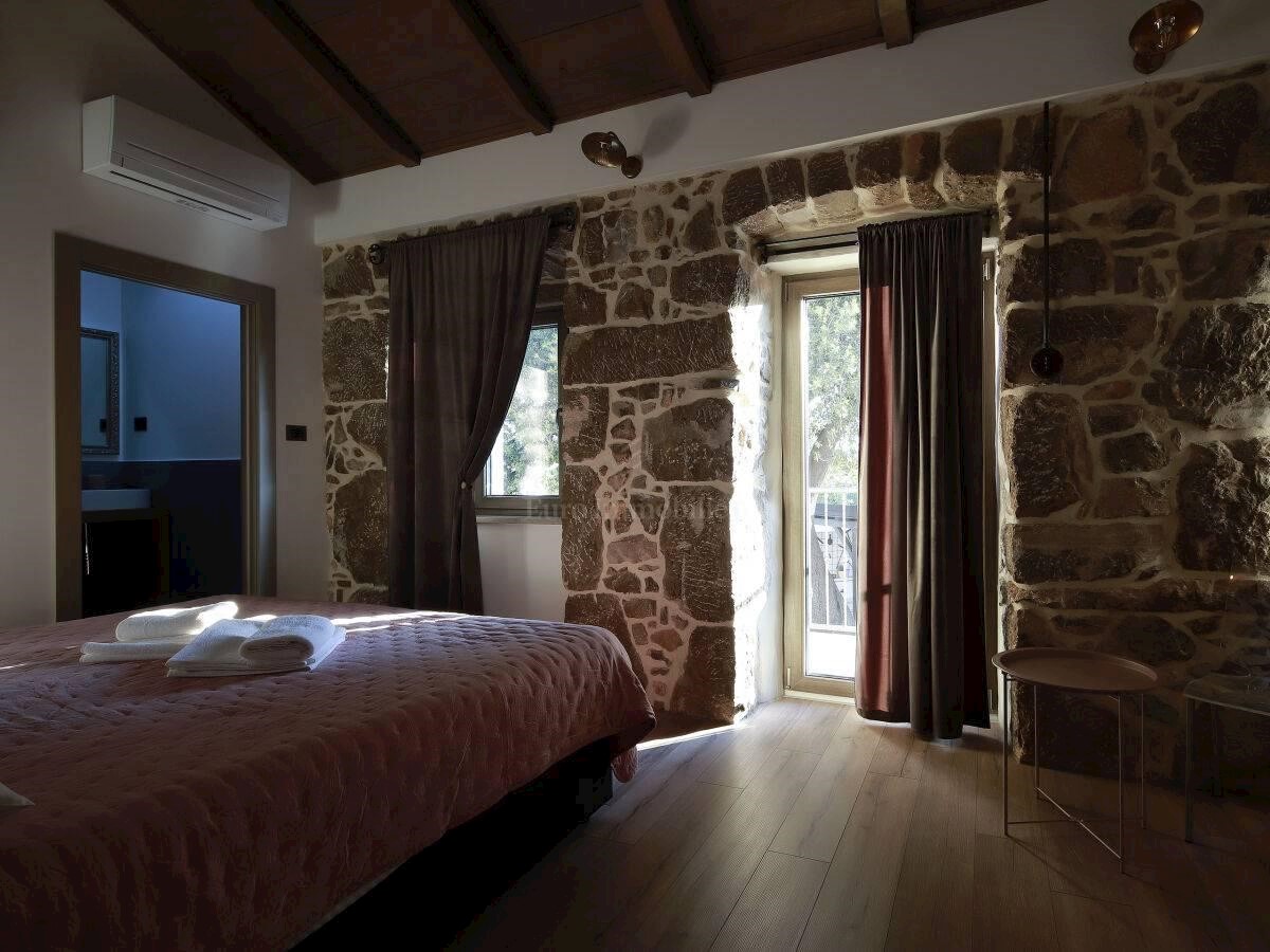 Prekrasna kamena vila s bazenom
