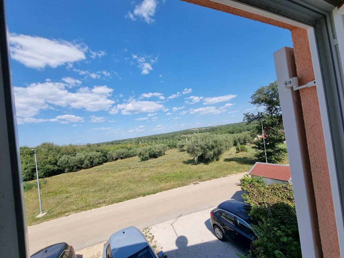 Kuća u nizu s okućnicom, šira okolica Poreča