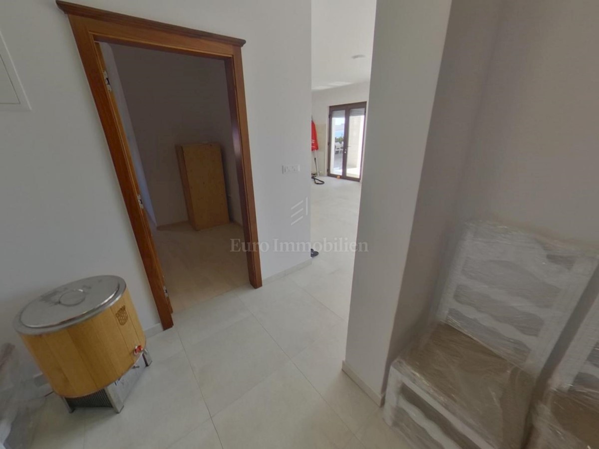 Vrhunski apartman s bazenom, prvi red do mora!