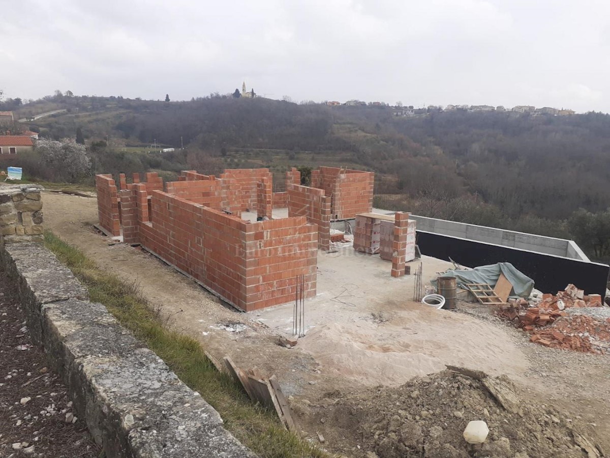 Samostojna vila z bazenom v mirnem in tipičnem istrskem okolju, pogled na morje