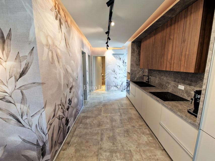 Moderno opremljen apartma z bazenom in pogledom na morje, Njivice - otok Krk
