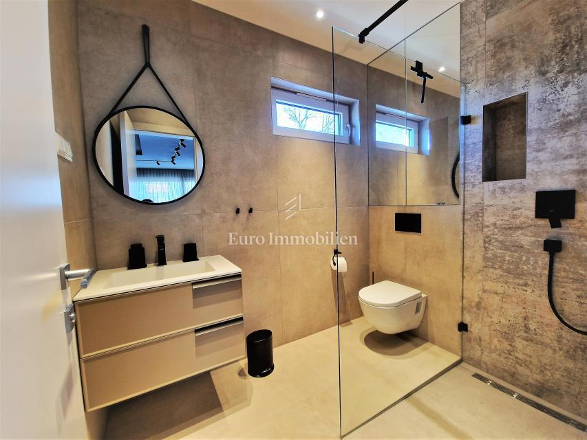 Moderno opremljen apartma z bazenom in pogledom na morje, Njivice - otok Krk