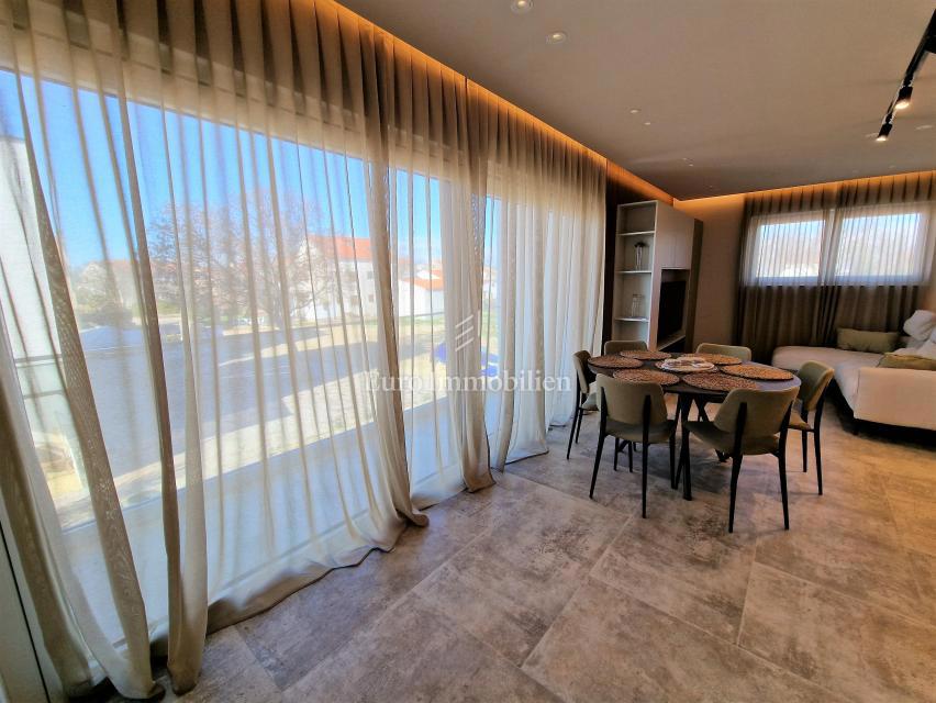 Moderno opremljen apartma z bazenom in pogledom na morje, Njivice - otok Krk