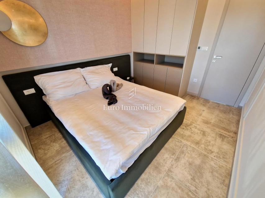 Moderno opremljen apartma z bazenom in pogledom na morje, Njivice - otok Krk