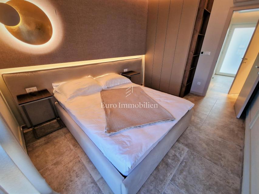 Moderno opremljen apartma z bazenom in pogledom na morje, Njivice - otok Krk
