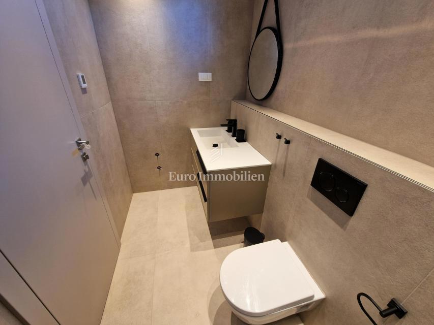 Moderno opremljen apartma z bazenom in pogledom na morje, Njivice - otok Krk