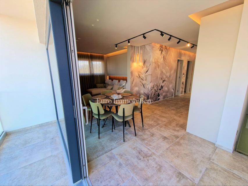 Moderno opremljen apartma z bazenom in pogledom na morje, Njivice - otok Krk