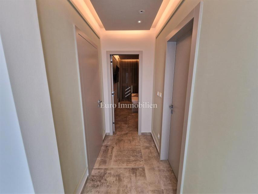 Moderno opremljen apartma z bazenom in pogledom na morje, Njivice - otok Krk