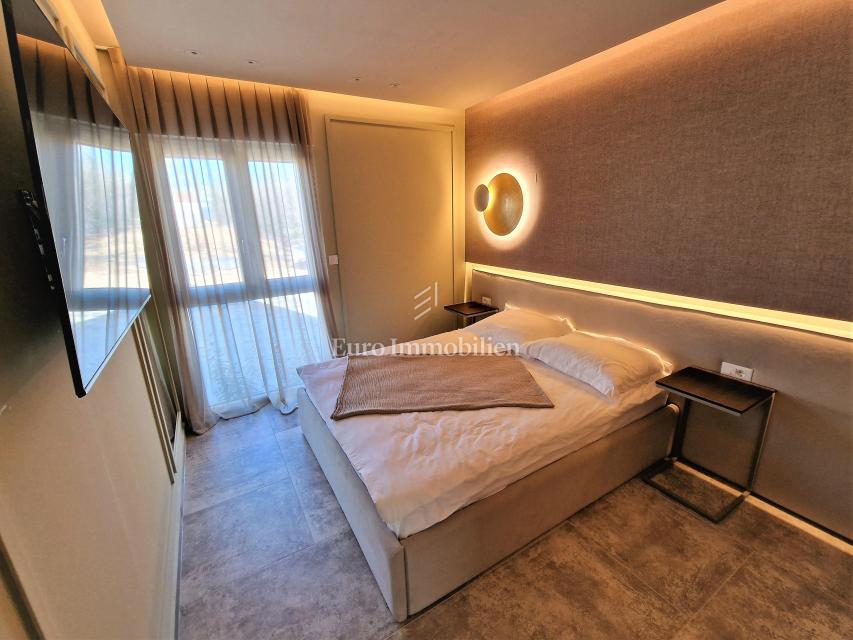 Moderno opremljen apartma z bazenom in pogledom na morje, Njivice - otok Krk