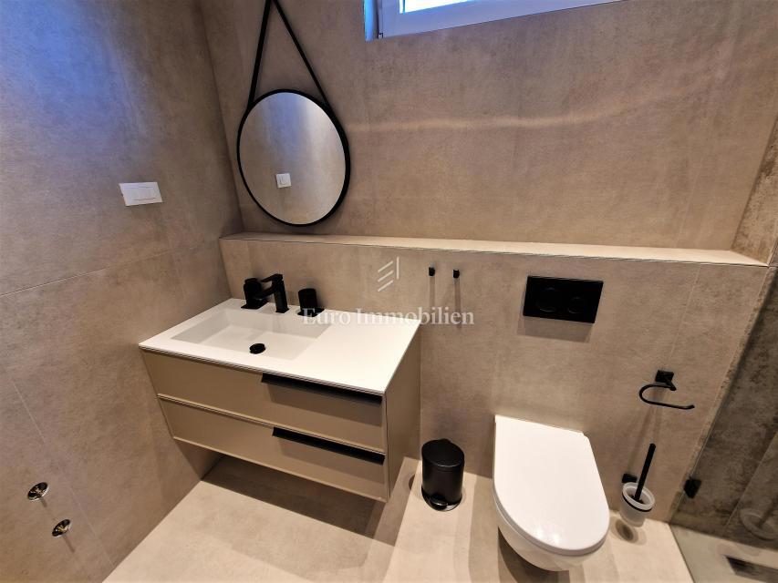 Moderno opremljen apartma z bazenom in pogledom na morje, Njivice - otok Krk