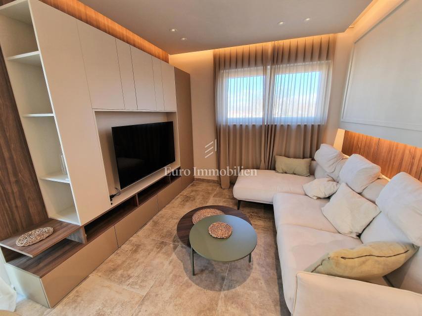 Moderno opremljen apartma z bazenom in pogledom na morje, Njivice - otok Krk