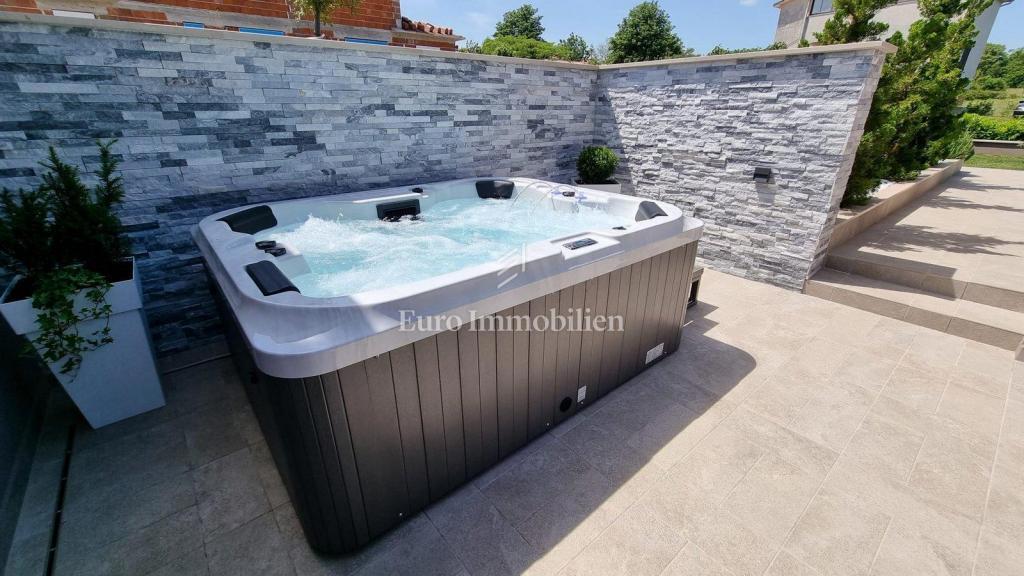 Luksuzno urejena vila s pomožnim objektom, okolica Labina