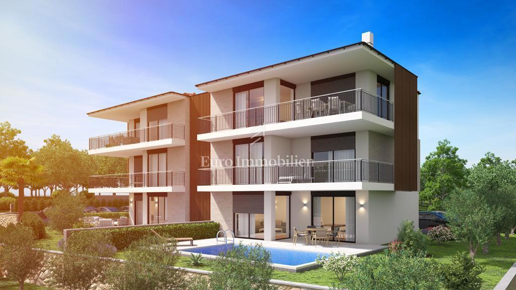Njivice - dvonadstropni apartma v bližini plaže