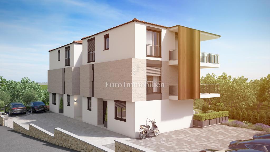 Njivice - dvonadstropni apartma v bližini plaže