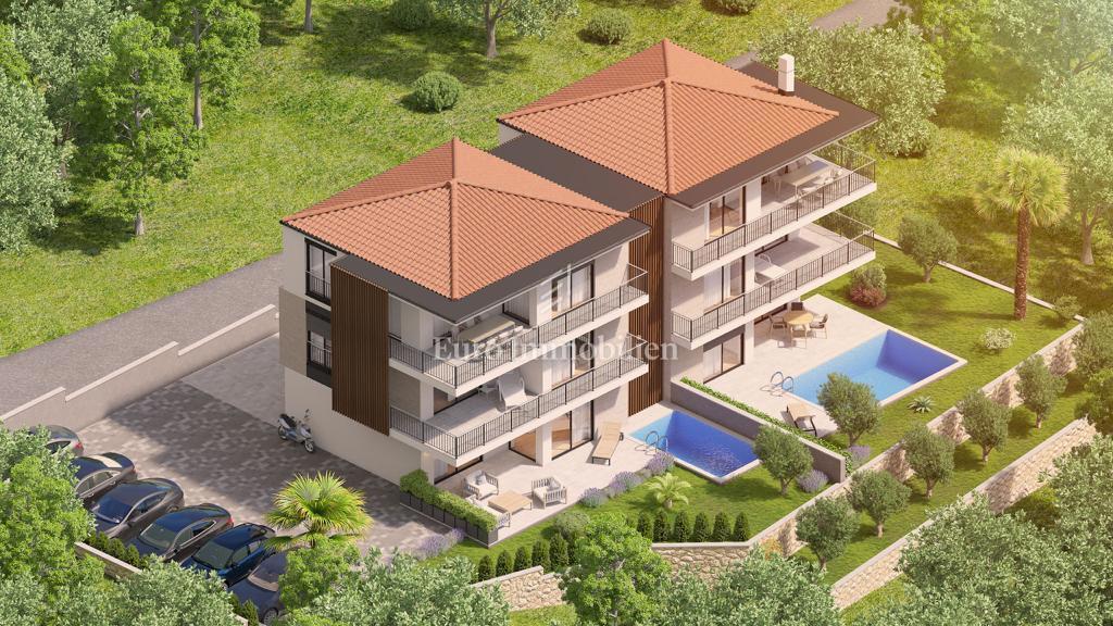 Njivice - dvonadstropni apartma v bližini plaže