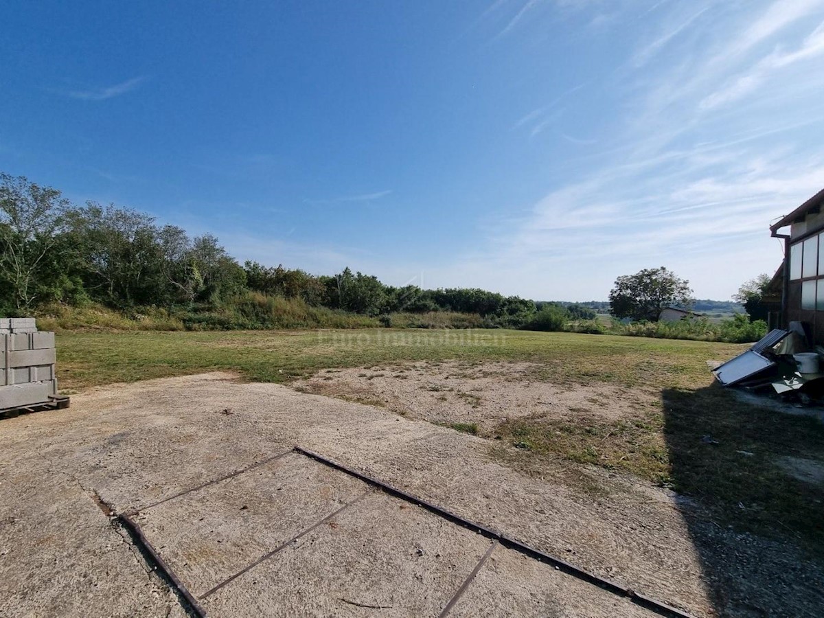 Okolica Višnjana, stanovanjsko poslovni objekt na robu mesta