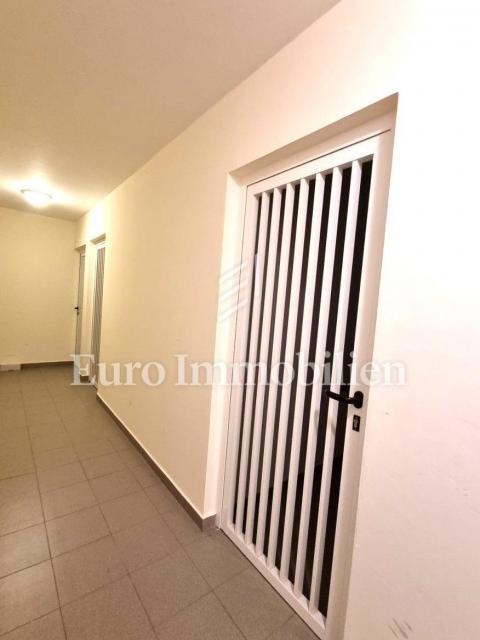 EKSKLUZIVNA LOKACIJA, Apartma z veliko teraso, 130 m od morja