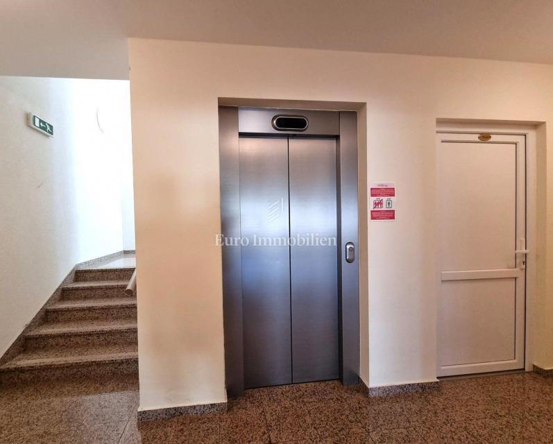 EKSKLUZIVNA LOKACIJA, Apartma z veliko teraso, 130 m od morja