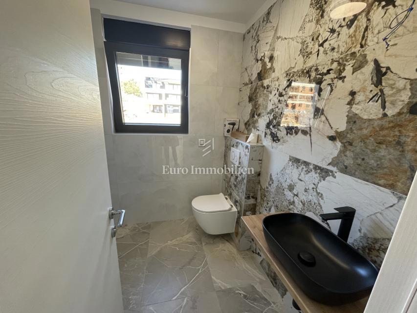 Krk - dvonadstropni apartma z bazenom in pogledom na morje