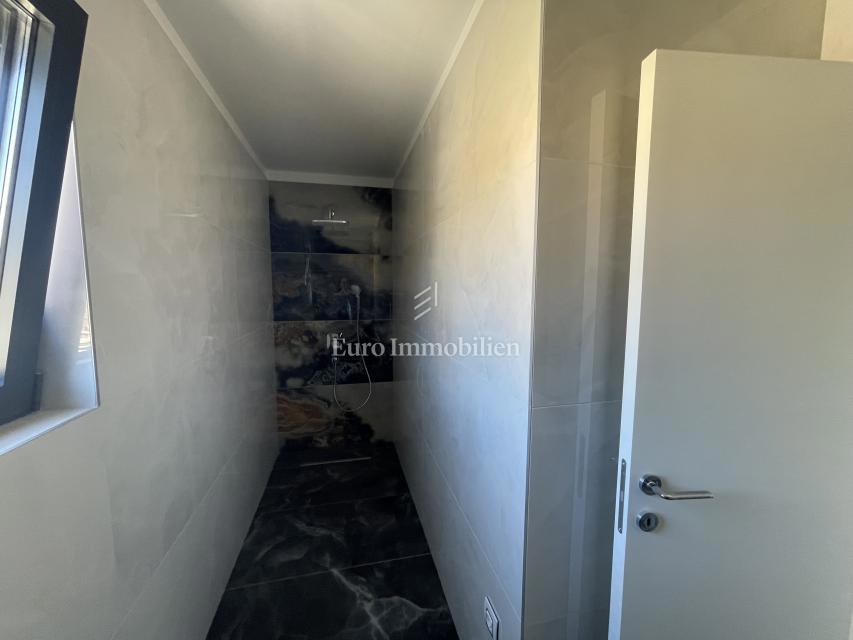Krk - dvonadstropni apartma z bazenom in pogledom na morje