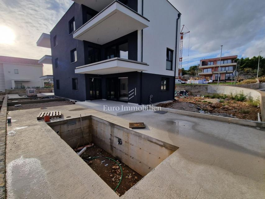 Krk - dvonadstropni apartma z bazenom in pogledom na morje