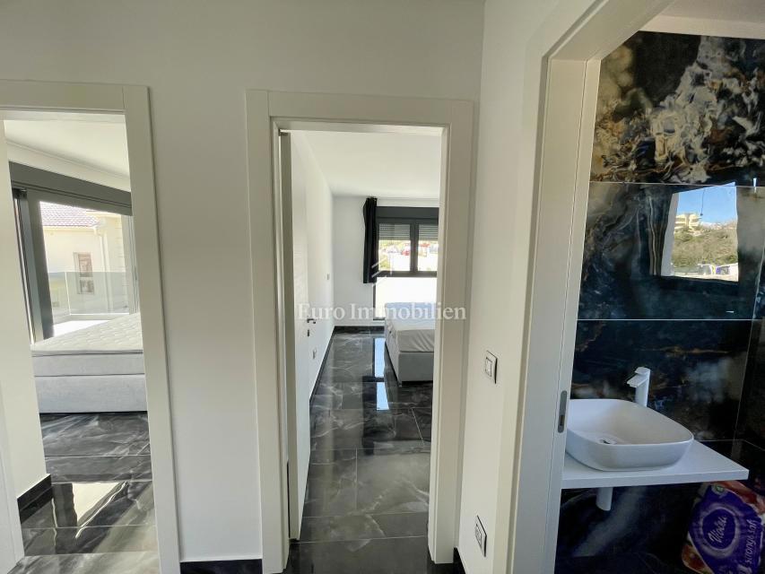 Krk - dvonadstropni apartma z bazenom in pogledom na morje